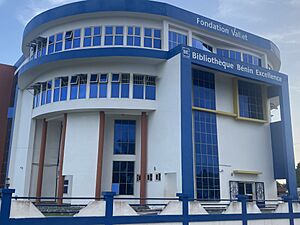 Archivo:Bibliothèque Bénin Excellence de Godomey Aïmevo 2