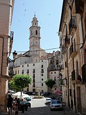 Archivo:Bocairent. Plaça de l'Ajuntament i església 2