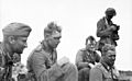 Bundesarchiv Bild 101I-219-0553A-07, Russland, bei Pokrowka, erschöpfte Soldaten