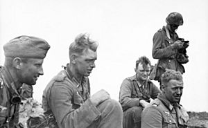 Archivo:Bundesarchiv Bild 101I-219-0553A-07, Russland, bei Pokrowka, erschöpfte Soldaten