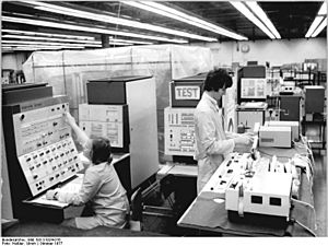 Archivo:Bundesarchiv Bild 183-S1024-016, VEB Robotron Elektronik Dresden, Computer EC 1040