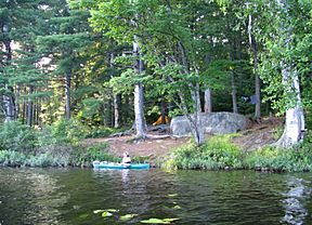 Archivo:Canoe camping