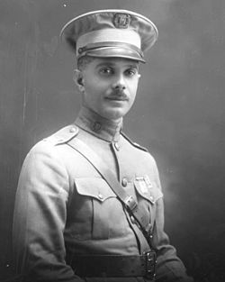Archivo:Capitán Rafael L. Trujillo en 1922 (cropped)