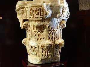 Archivo:Capitel de alabastro, del siglo XI, del taller de la Aljafería, Zaragoza, España