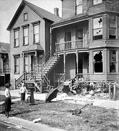 Archivo:Chicago race riot, house with broken windows and debris in front yard
