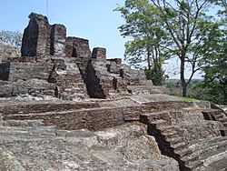 Archivo:Comalcalco.Templo IV cara frontal