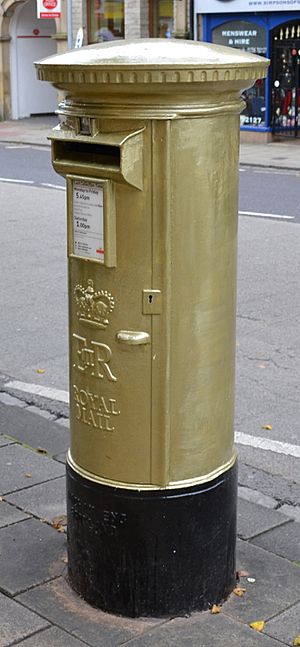 Archivo:Danielle Brown's gold postbox at Skipton Post Office