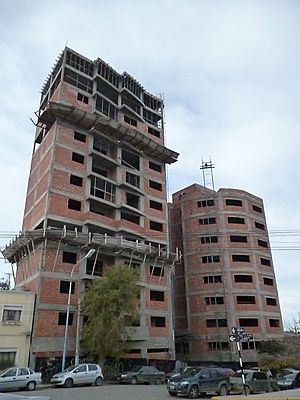 Archivo:Edificio en construcción, Trelew, Chubut, Argentina