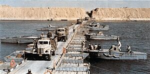 Archivo:Egyptianbridge