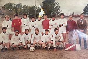 Archivo:Equipo de remera blancas