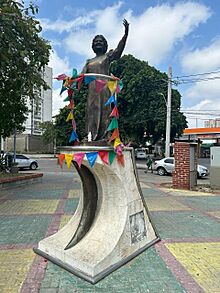 Estatua Esther Forero Barranquilla.jpg