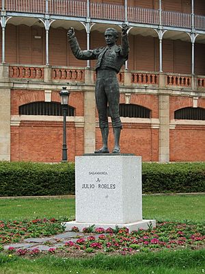 Archivo:Estatua julio robles