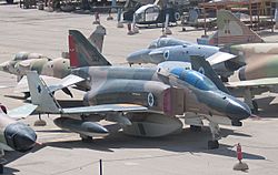 Archivo:F-4E-Phantom-Kurnas-2000-with-camera-pod-hatzerim-1
