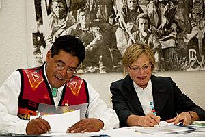 Archivo:FEMA - 45024 - A Federal Disaster Assistance Agreement signing in Montana