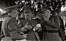 Archivo:Francisco Franco junto a autoridades militares en unas maniobras (13 de 19) - Fondo Car-Kutxa Fototeka