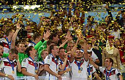 Archivo:Germany lifts the 2014 FIFA World Cup