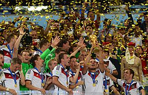 Archivo:Germany lifts the 2014 FIFA World Cup