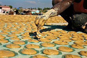 Archivo:Haitian Dirt Biscuits