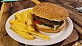 Hamburguesa argentina casera con papas fritas