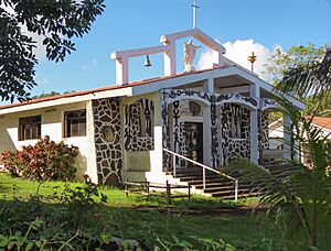Archivo:Hanga Roa Catholic Church exterior 2