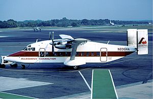 Archivo:Henson Airlines Shorts 330 at Baltimore - 11 September 1983