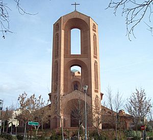 Archivo:Iglesia de Sta Mª de Caná (Pozuelo de Alarcón) 02