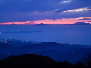 Archivo:Isole Eolie al tramonto viste dai monti Peloritani, Sicilia