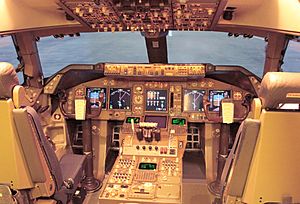 Archivo:JAL Boeing 747-446 flight deck