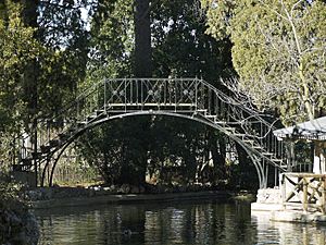 Archivo:Jardin El Capricho-Iron bridge
