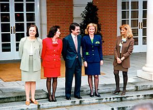 Archivo:José María Aznar junto a las ministras de su Gobierno. Pool Moncloa. 7 de mayo de 1996