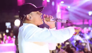 Archivo:Kevin Roldán in concert - La Chapa - 2016