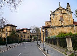 Monasterio de Santa Ana (der.) y Palacio de los Duques de Lazcano (izq.)