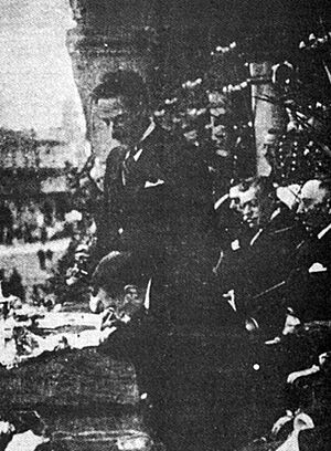Archivo:Leguía firmando la Constitución de 1920