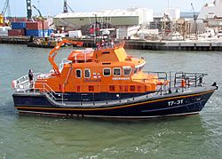 Archivo:Lifeboat.17-31.underway.arp