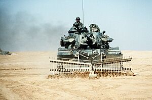 Archivo:M728 Combat Engineer Vehicle with mine rake