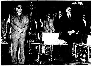 Archivo:Manuel Urrutia y Carlos Prío en el sepelio de las victimas de Corynthia