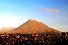 Archivo:Montanha do Pico ao Pôr-do-sol, ilha do Pico, Açores