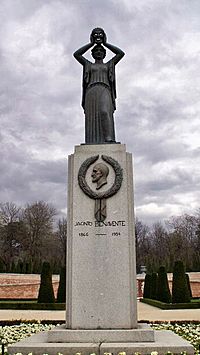 Archivo:Monumento Jacinto Benavente