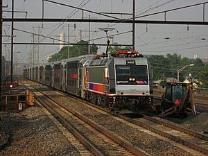 Archivo:NEC train 3967 passing through Rahway station, June 2007