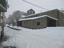 La iglesia parroquial durante una nevada.