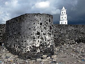 Archivo:Ntsaoueni Wall (10927095456)
