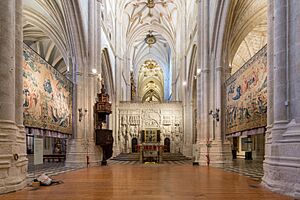 Archivo:Palencia Cathedral 2023 - Nave