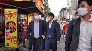 Archivo:People Power Party Chairman Lee Jun-seok, and former Prosecutor General Yoon Seok-youl in Gwangjin District, Seoul (9)