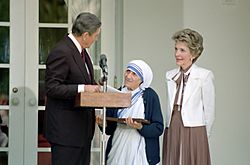 Archivo:President Ronald Reagan presents Mother Teresa with the Medal of Freedom at a White House Ceremony in the Rose Garden