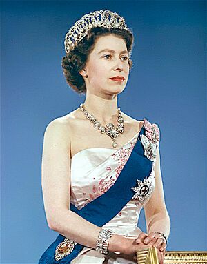 Archivo:Queen Elizabeth II 1959