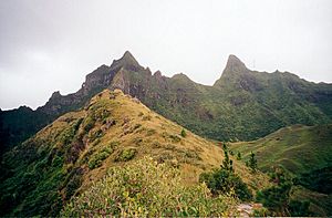 Archivo:Rapa - Mont Tautautu à gauche, Pukumaru à droite