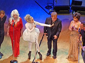 Archivo:Shirley Elton Sting Debbie Gaga Bruce