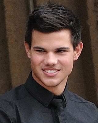 Taylor Lautner Hôtel de Crillon 2009.jpg