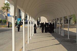 Archivo:University students Bahrain