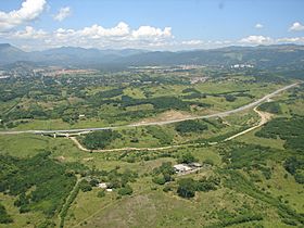 Archivo:Via del Tren Cua - Charallave - Caracas - panoramio